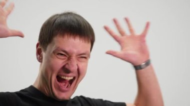 kızgın genç adam portresi