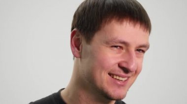 Yakışıklı adam gösteren farklı duygular. Yakın çekim.