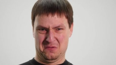 Yakışıklı adam gösteren farklı duygular. Yakın çekim.