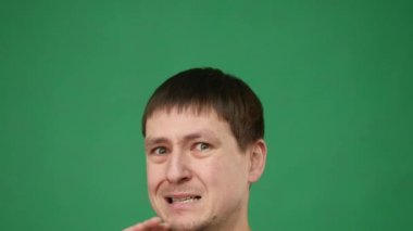 Korkmuş ve yeşil zemin üzerine korkmuş korkmuş biri