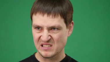 Yeşil zemin üzerine kızgın adam