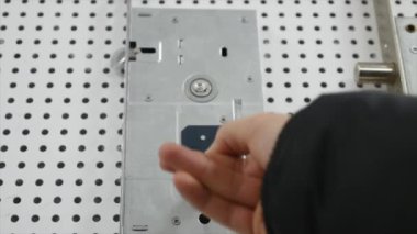 İç kilit yakın çekim anahtar döndü