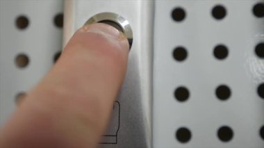 Elektrikli kilit aygıtı kullanarak bir kapı açın. Giriş veya korumalı bir bina için bir kişinin çıkış gösteren için uygun.