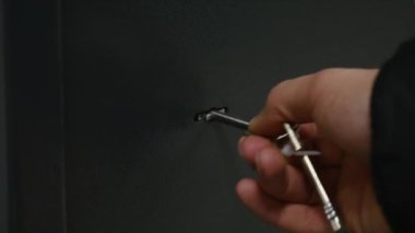 İskelet anahtar eski anahtar deliği kilide gidiyor