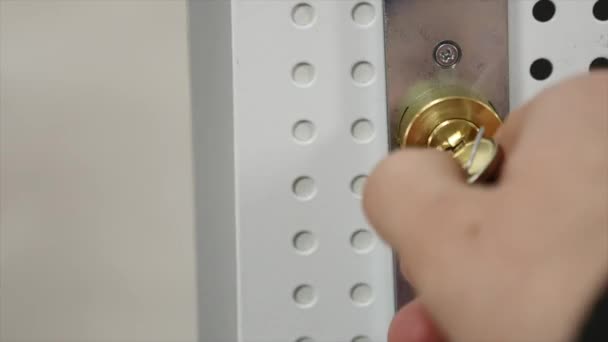 Primer plano mirar a la puerta de casa cerradura de alta seguridad — Vídeos de Stock