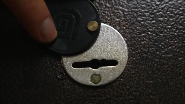 Squelette clé entrant dans le vieux serrure de trou de serrure 