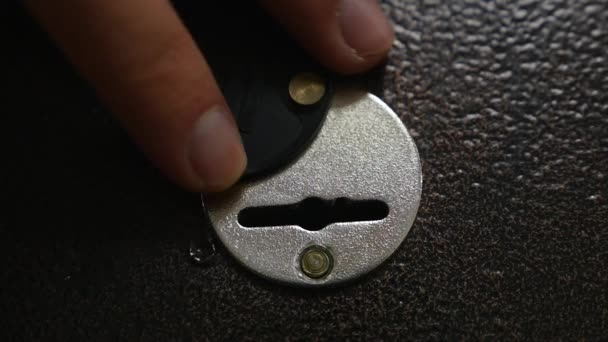 İskelet anahtar eski anahtar deliği kilide gidiyor — Stok video