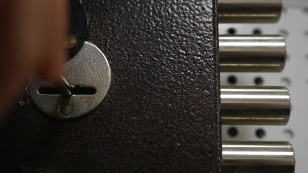 Skeleton key gaan op oude sleutelgat sluis — Stockvideo