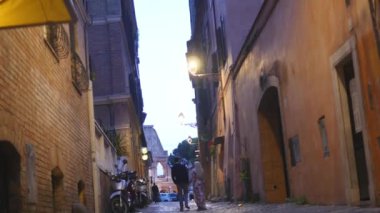 iki birlikte yürüyor ve elele