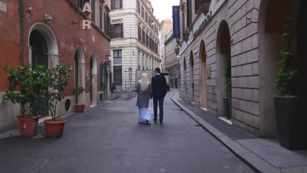 Para spaceru razem i trzymając się za ręce — Wideo stockowe