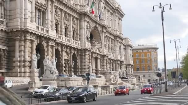 Carros passeios ao redor da cidade — Vídeo de Stock