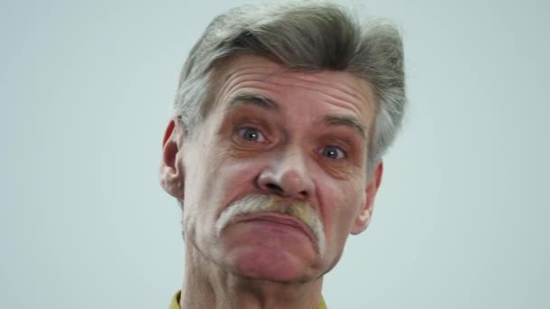 Een senior man toont verschillende emoties wanneer spreken — Stockvideo