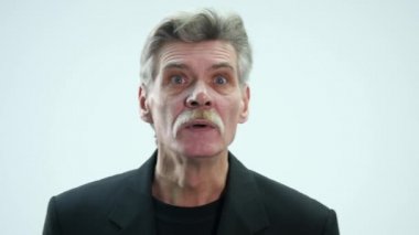 Beyaz arka plan üzerinde eski komuta sizde sevinir