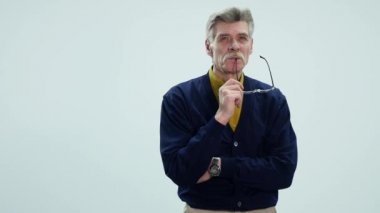 Beyaz arka planda izole edilmiş düşünceli yaşlı adam.