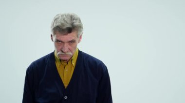 Beyaz arka plan üzerinde izole üzgün üst düzey adam