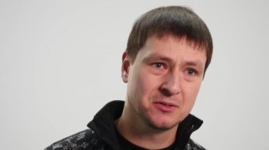 Genç adam yapma jest bilmiyorum