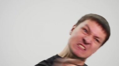 kızgın genç adam portresi