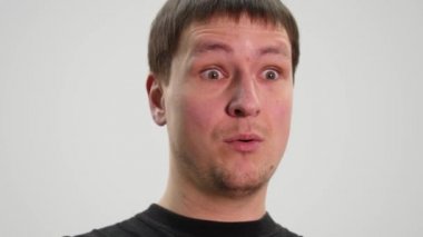 Beyaz arka plan üzerinde hayran şaşırmış adam