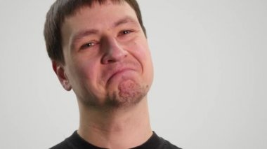 Yakışıklı adam gösteren farklı duygular. Yakın çekim.