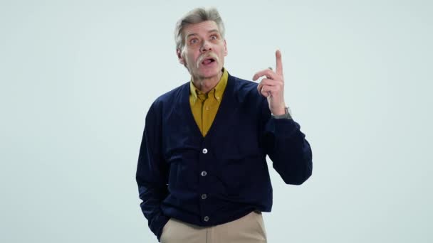 Ein älterer Mann zeigt beim Sprechen andere Emotionen — Stockvideo