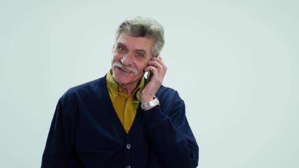Senior man spreken op mobiele telefoon — Stockvideo