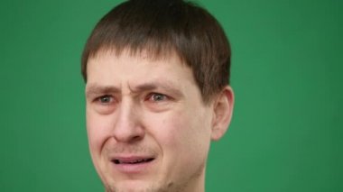 Yakışıklı adam gösteren farklı duygular. Yakın çekim.