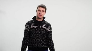 Genç adam yapma jest bilmiyorum