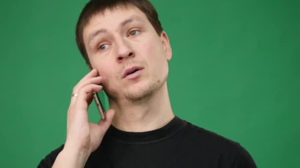 Щасливий чоловік розмовляє по телефону — стокове відео