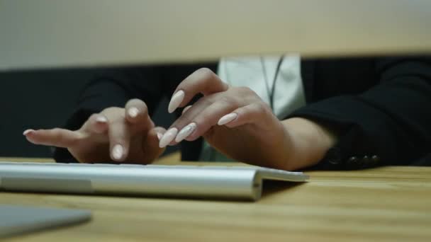 Крупный план женской руки, печатающей на клавиатуре компьютера в современном офисе за столом — стоковое видео
