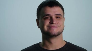 Yakışıklı adam gösteren farklı duygular. Yakın çekim
