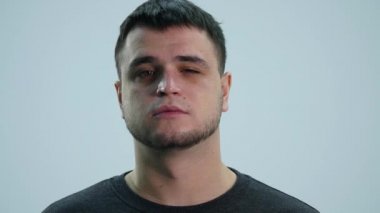 göz kırpıyor ve gülümseyen genç adam