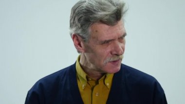 Üst düzey bir adam konuşurken farklı duygular gösterir