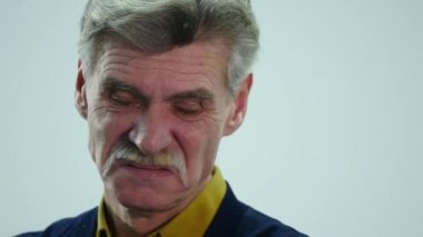 Üst düzey bir adam konuşurken farklı duygular gösterir