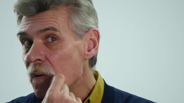 Le vieillard corrige la moustache — Video