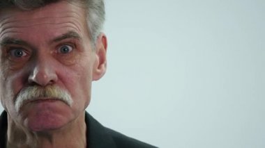 Kızgın bir yaşlı adamın bakış beyaz arka plan üzerinde kapatın