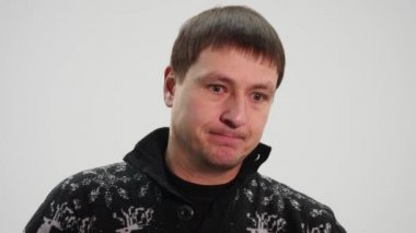 Genç adam yapma jest bilmiyorum
