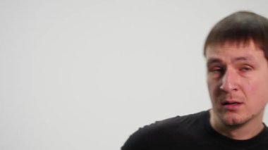 Yakışıklı adam gösteren farklı duygular. Yakın çekim.