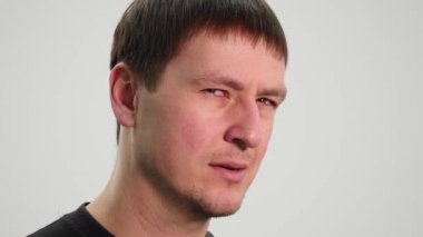 Beyaz arka plan üzerinde hayran şaşırmış adam