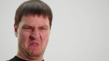 Yakışıklı adam gösteren farklı duygular. Yakın çekim.