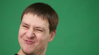 Yakışıklı adam gösteren farklı duygular. Yakın çekim.