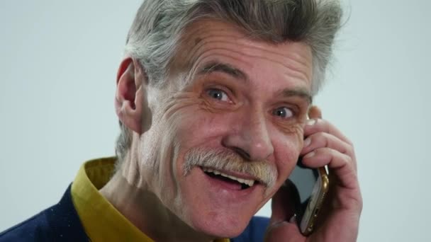 Старший говорит по мобильному телефону — стоковое видео
