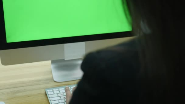 Çekici bir iş kadını ofiste bilgisayar ile çalışma — Stok video