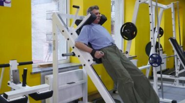 Komuta sizde spor salonunda antrenör kullanarak