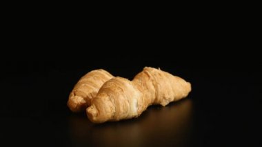 siyah bir arka plan üzerinde üç ay çöreği spin