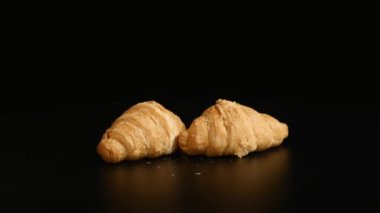 el kruvasan siyah arka plan üzerine alır.