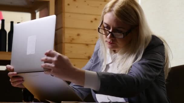 Femme d'affaires travaillant sur ordinateur portable et boire du jus dans le café — Video