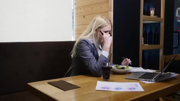 Деловая женщина обедает и работает над ноутбуком в кафе. time lipse — стоковое видео
