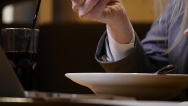 Händerna på affärskvinna som äter lunch i café — Stockvideo