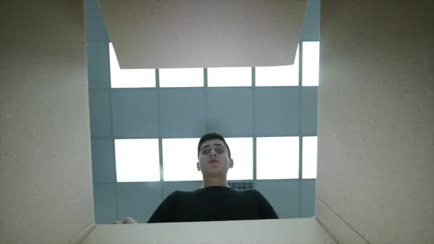 Людина відкриває вікно і зробити криво обличчя — стокове відео
