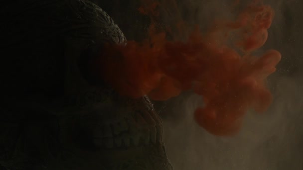 encre rouge dans l'eau avec Crâne sur fond noir 